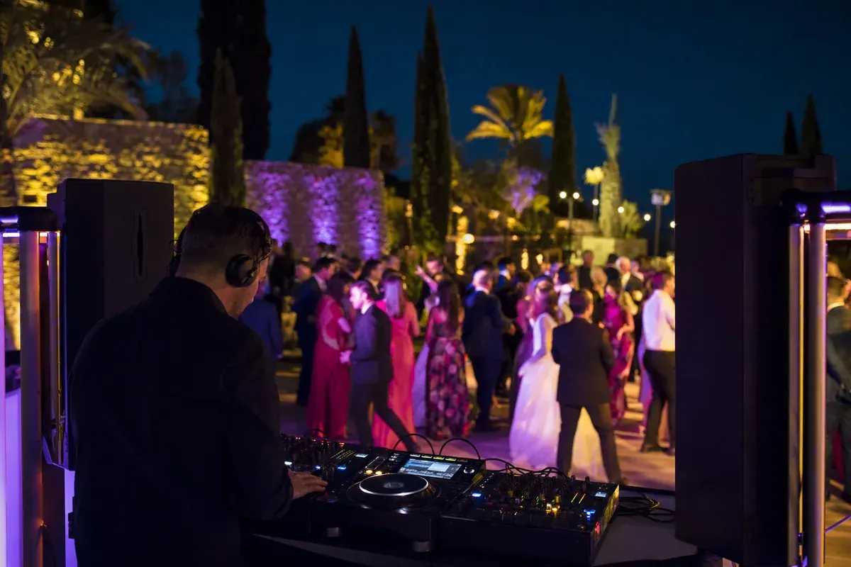 Discoteca móvil con DJ e iluminación en boda en Girona
