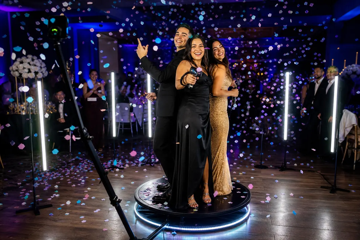 Amigos en plataforma 360 con confeti en fiesta